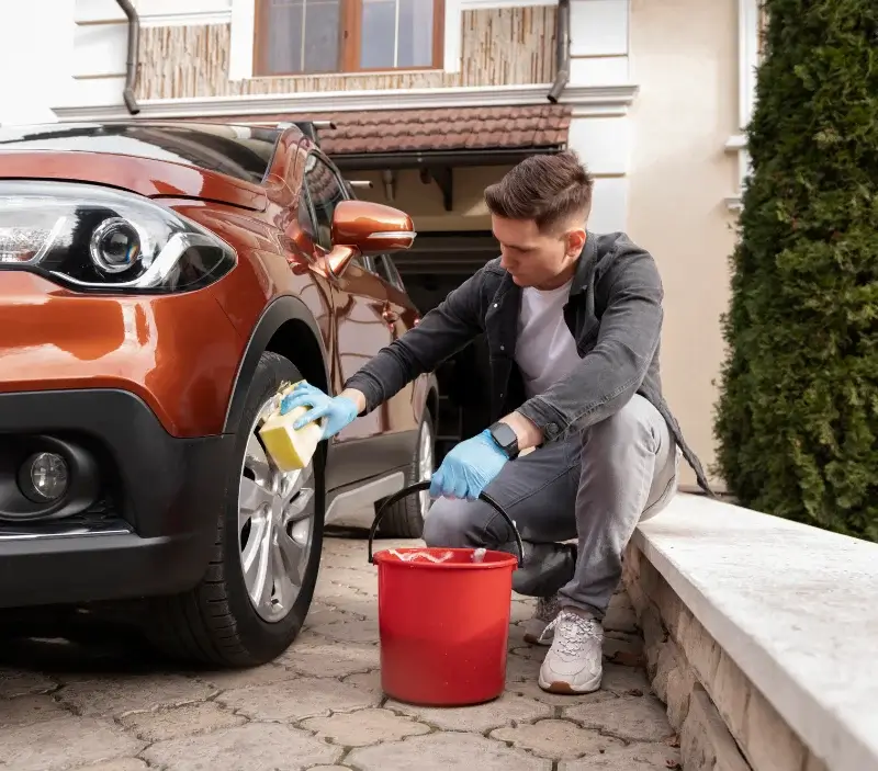 Lavage auto à domicile Saint-Laurent-de-la-Prée : professionnel intervenant sur un véhicule